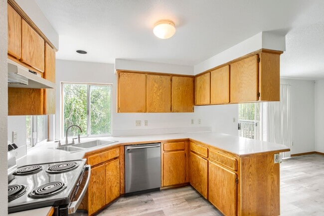 Building Photo - 3BR/2.5BA Two-Story Home in Bethany/NW Portland — Expansive Backyard Deck, Fully Fenced Yard & 2-...