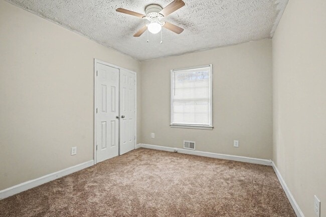 Building Photo - Large 3 Bedroom 2 Bath Home