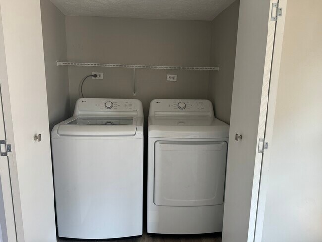 Building Photo - 285 1/2 Walnut St