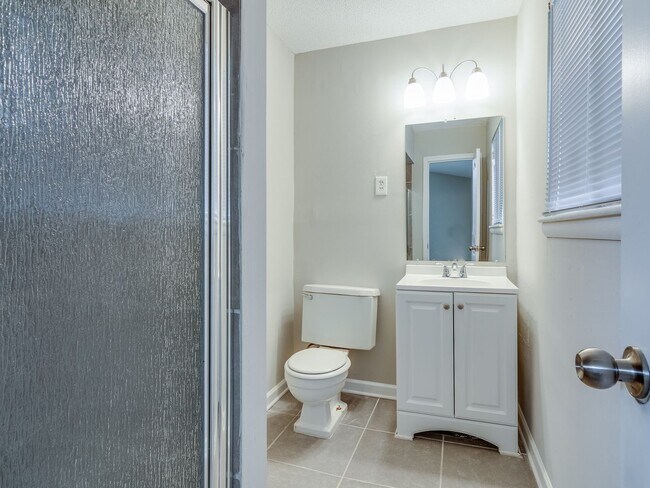 Building Photo - -Beautifully renovated 3 bedroom, 2 bathro...
