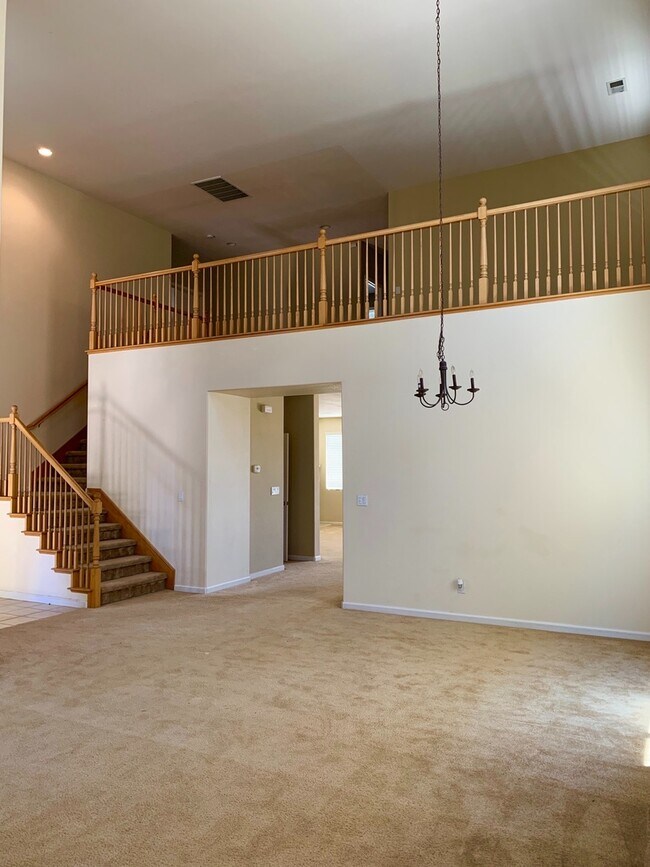Building Photo - Free Rent for the rest of July Beautiful h...