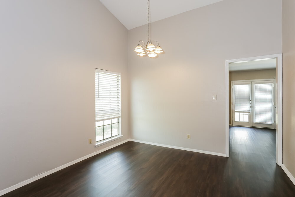 Building Photo - 1385 Southridge Dr