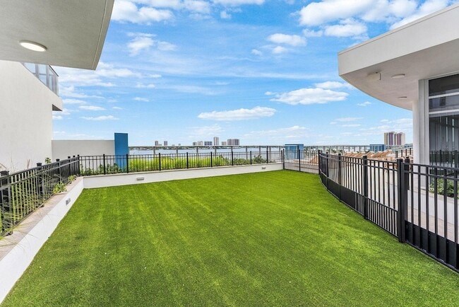 Building Photo - 220 Lake Shore Dr