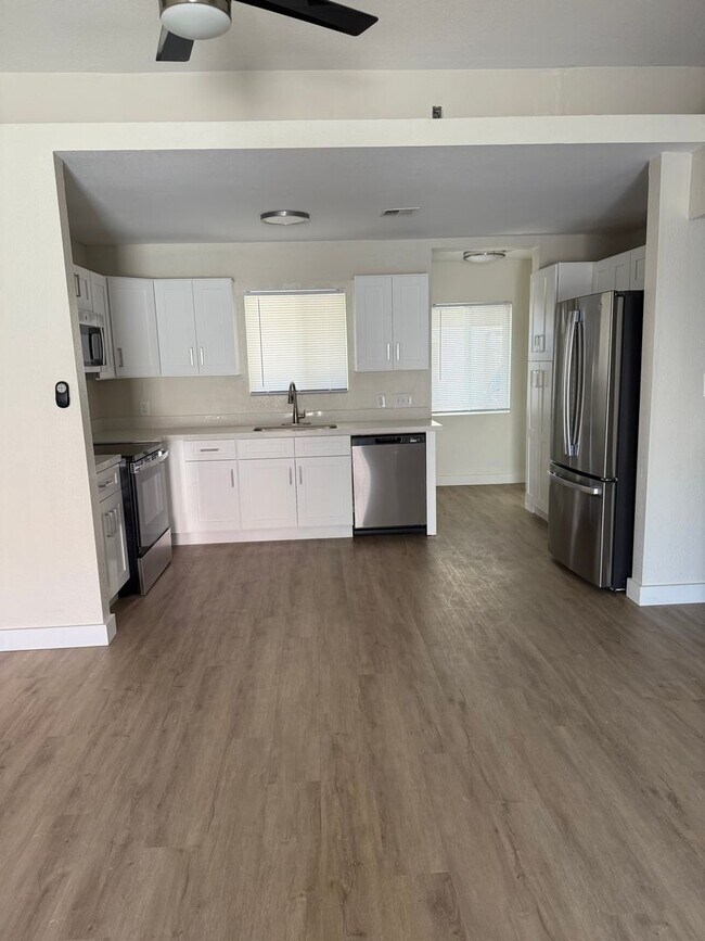 Building Photo - Central Phoenix Townhome Oasis – 2 Bed, 2 Bath, Gated with Pool!