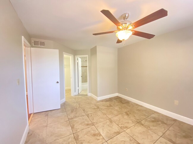 Building Photo - 2-Bed, 2-Bath Condo Near Celebration – Mov...