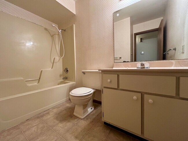 Building Photo - 2 Bed | 2 Bath | Apartment