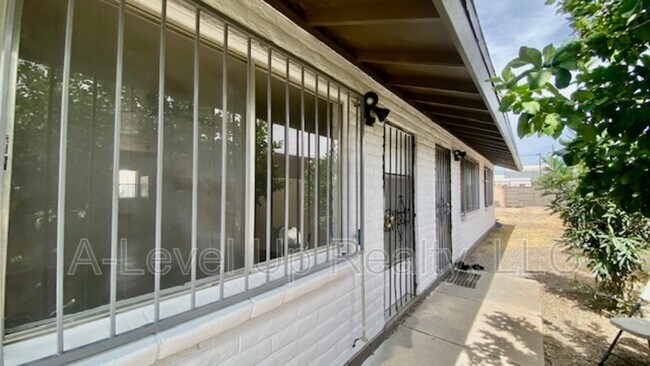 Building Photo - 1025 S Santa Rita Ave