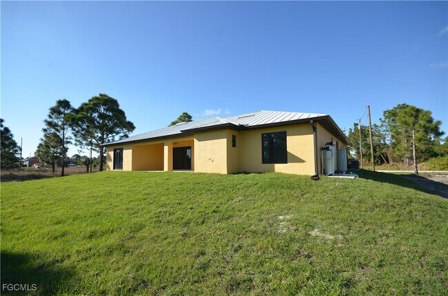 Building Photo - 1242 Hathor St E