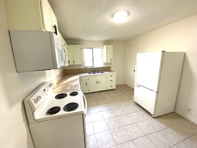 Building Photo - 4523-4525 S 600 E