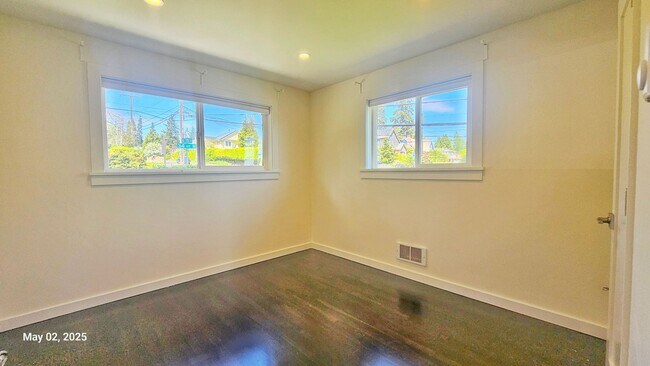 Building Photo - 3 Bed, 2 Bath Apartment Newly Remodel in P...