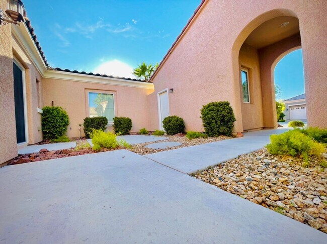 Building Photo - AMAZING SINGLE STORY HOME IN “AGE RESTRICT...