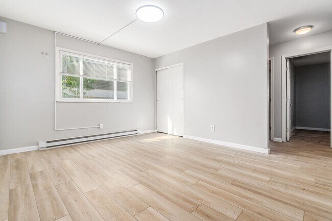 Building Photo - 721 Reinhard Ave