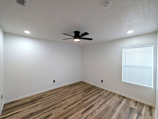 Building Photo - 140 Chisum Dr