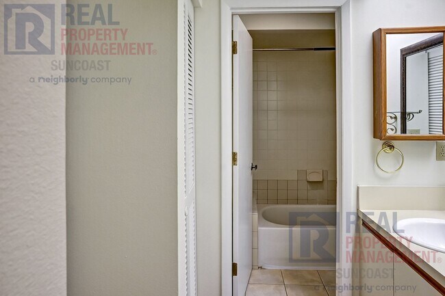 Building Photo - 251 Fenwick Dr