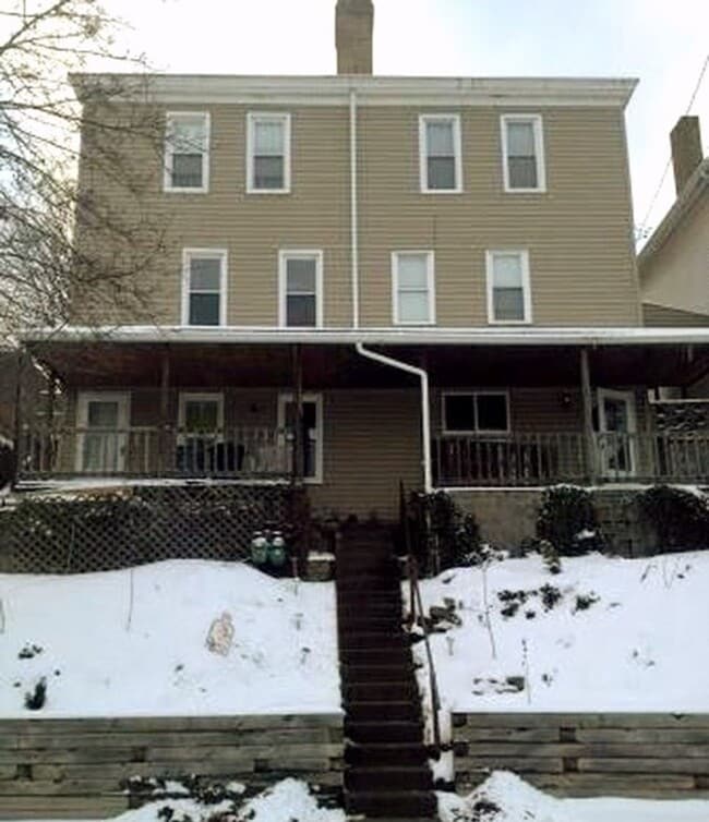 Primary Photo - Large 3 Bedroom Available Now! Central air...