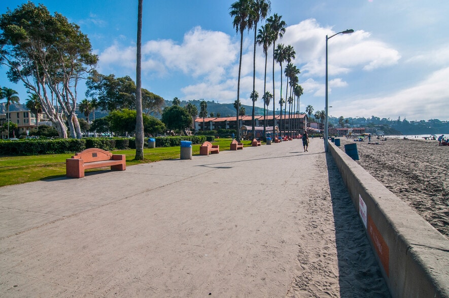 Building Photo - 2352 Torrey Pines Rd