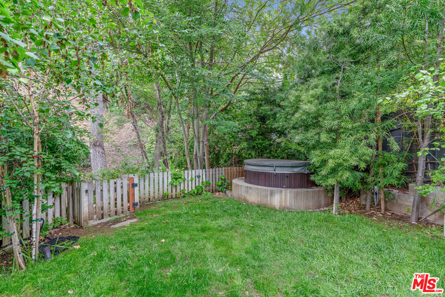 Building Photo - 3337 Ledgewood Dr