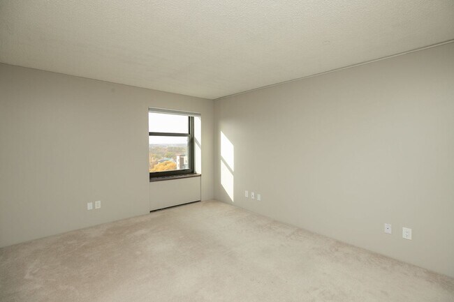 Building Photo - Unbeatable Views, Ample Amenities, 2 Bed 1...