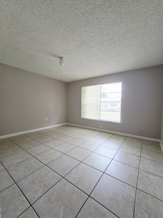 Building Photo - 1710 E Breezy Ln