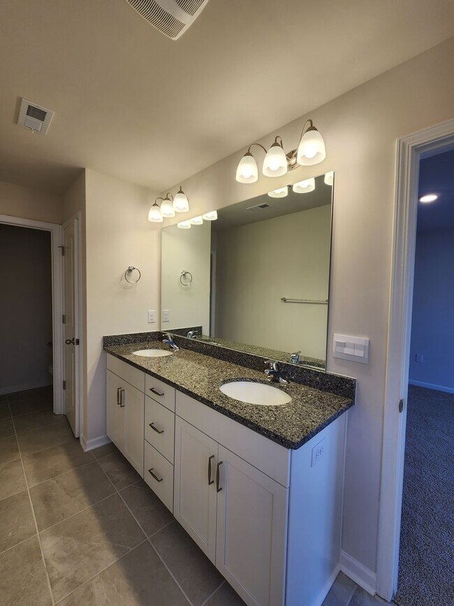 Building Photo - **6 Month Lease** Hendersonville Rental!