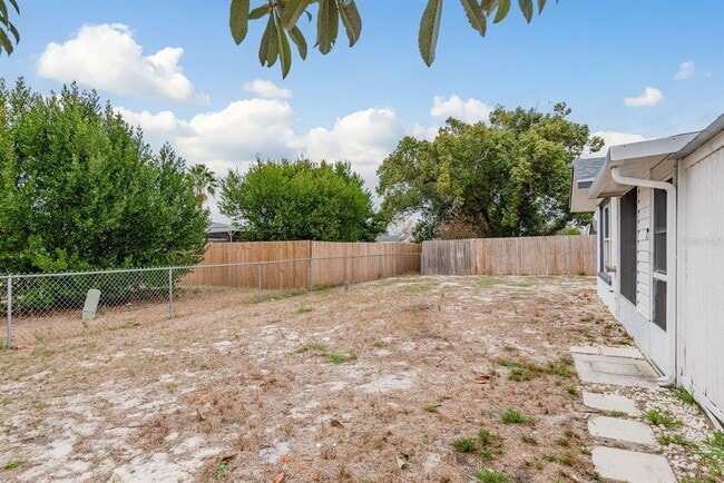 Building Photo - 10521 Oak Hill Dr