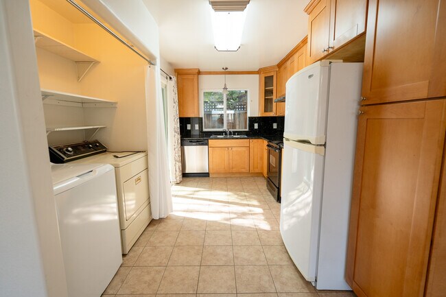 Building Photo - 652 Cypress Ave