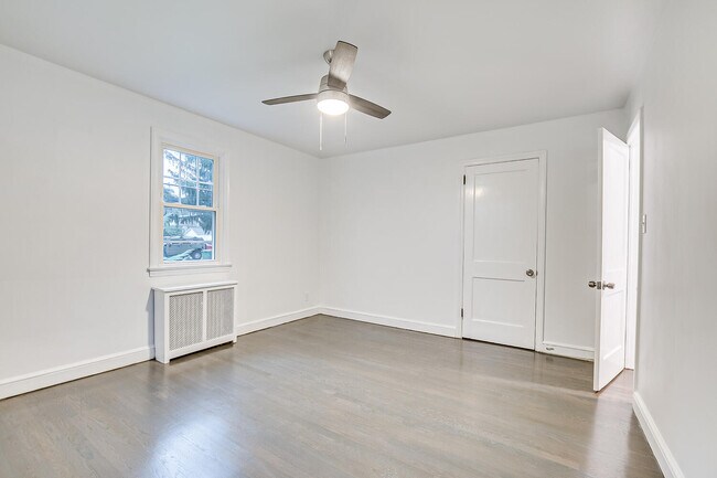 Building Photo - 64 Boltin St