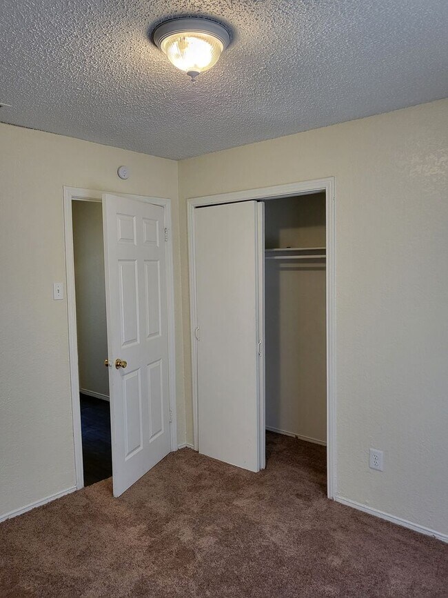 Building Photo - 1417 Laura Ln
