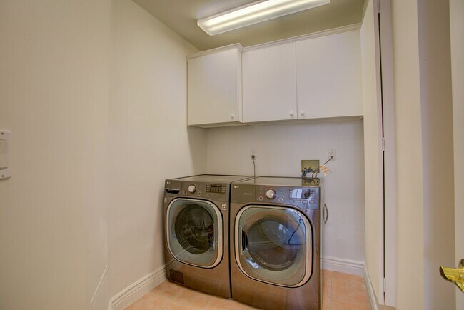 Building Photo - 4318 Mesa St