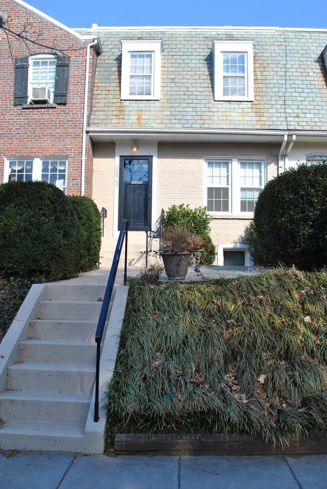 Building Photo - Georgetown near GT Medstar Hospital, Chic Rowhouse 5br/3Ba w/Yard, Deck, Parking