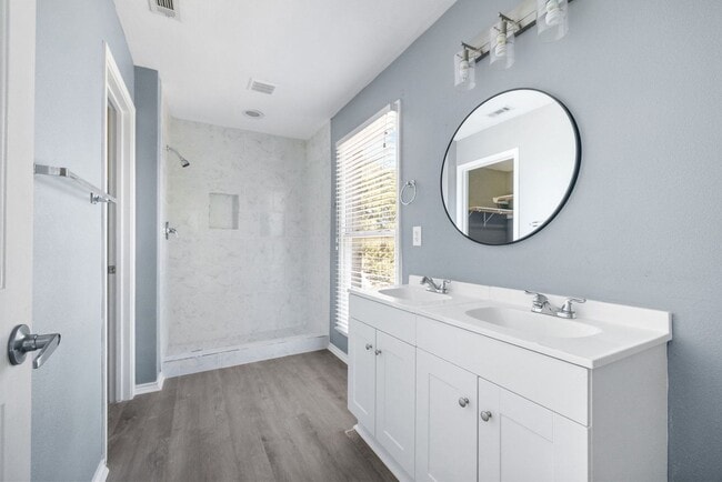 Building Photo - Carriage Place Square