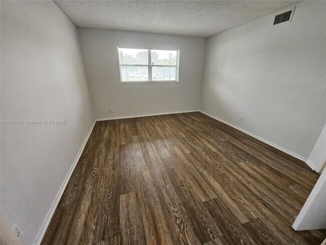 Building Photo - 7820 S Colony Cir