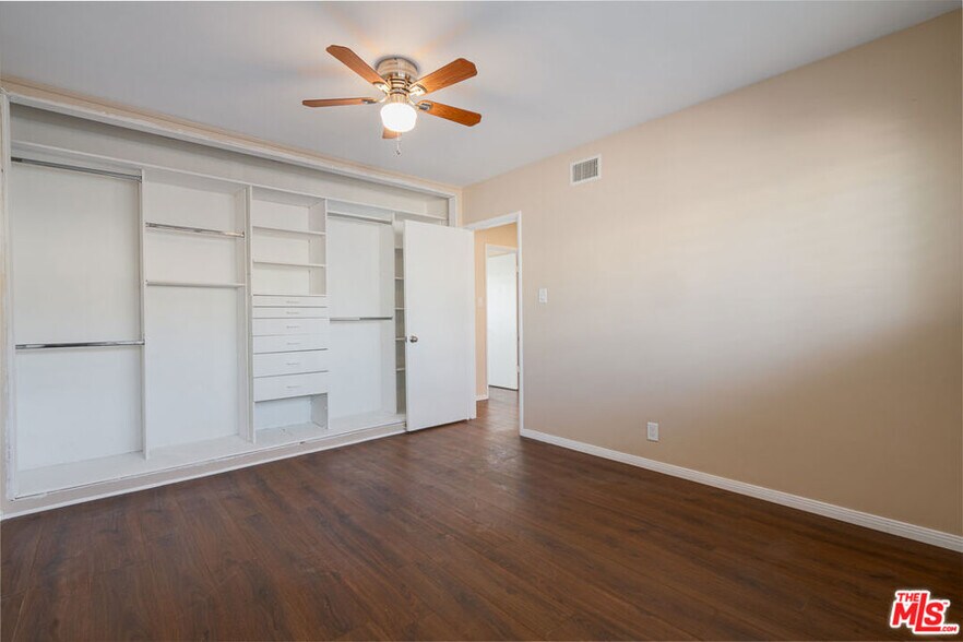 Building Photo - 5025 W 58th Pl