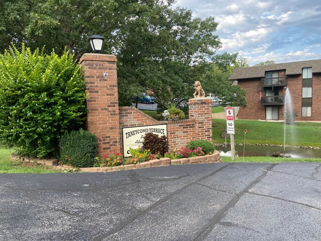 Building Photo - Taneycomo Terrace Condominium - Lakefront