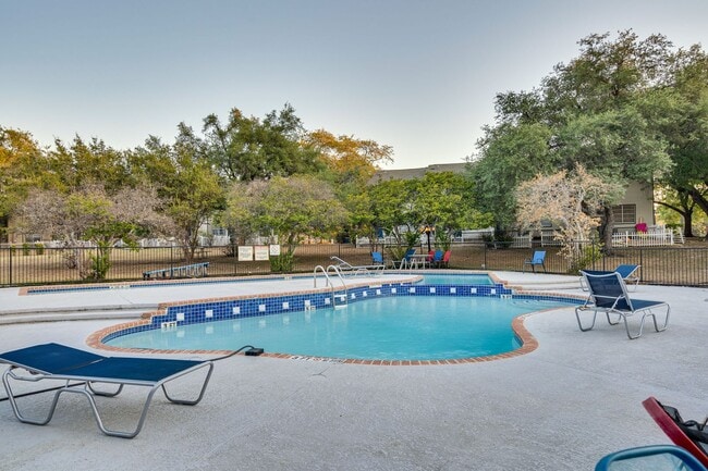Building Photo - Uptown Townhome - 2BD / 2.5BA - Near Downt...