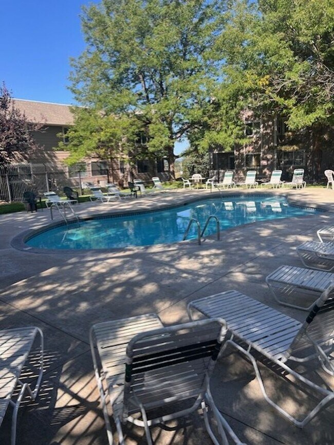 Building Photo - 1 Bedroom / 1 Bathroom Condo! Garage! Wash...