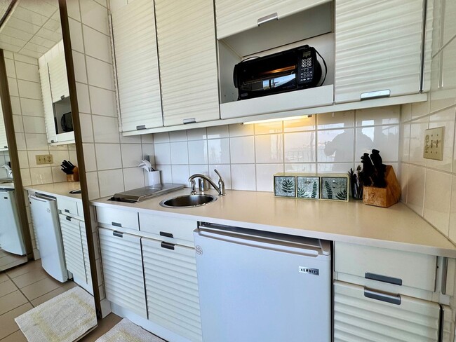 Building Photo - Million-Dollar Views, Starter Price!