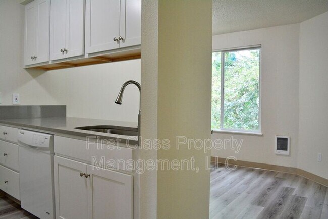 Building Photo - 3648 SW Beaverton Hillsdale Hwy