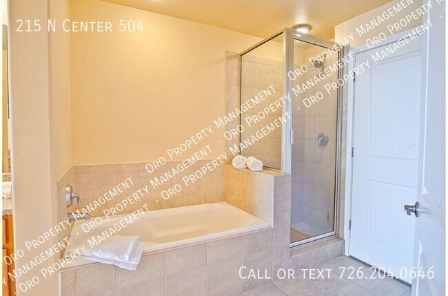 Building Photo - 215 Center St