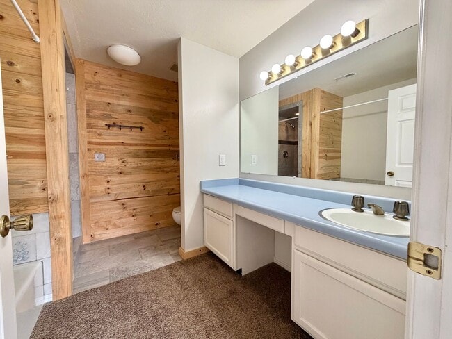 Building Photo - 8758 Oak Park Cir