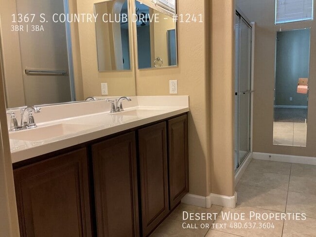 Building Photo - 1367 S Country Club Dr