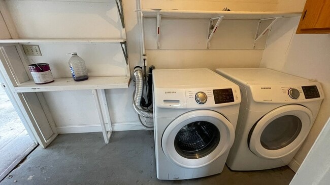 Building Photo - Beautiful 3 bedroom 2 bathroom home, updated kitchen & baths plus 1 car garage!