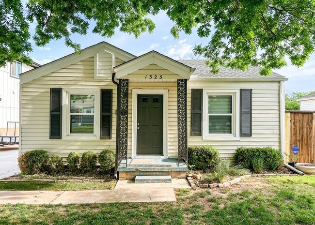 Building Photo - Updated 2 Bed 1 Bath - Large Carport and G...