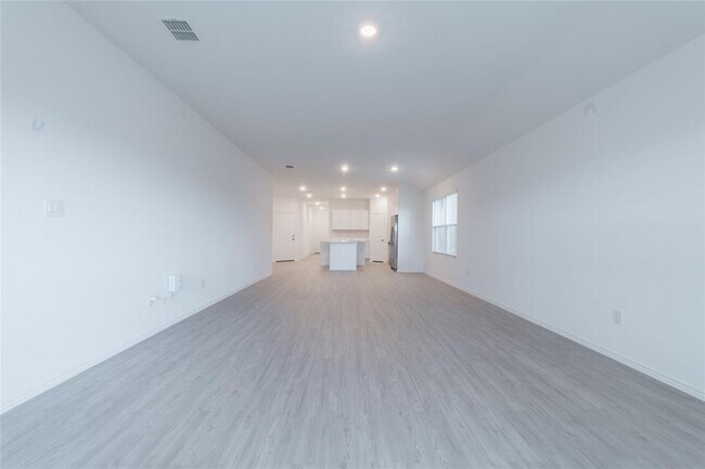 Building Photo - 368 Keefer