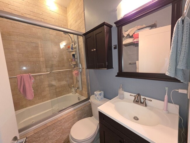 Building Photo - Convenient South End Location, Central Heat/AC, In-Unit Washer and Dryer, Private Deck.