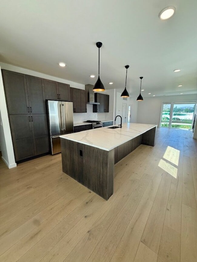 Building Photo - Single Family HOME with 3 Bedrooms 2 1/2 Bathrooms - Where Mountains meet you at upscale living!