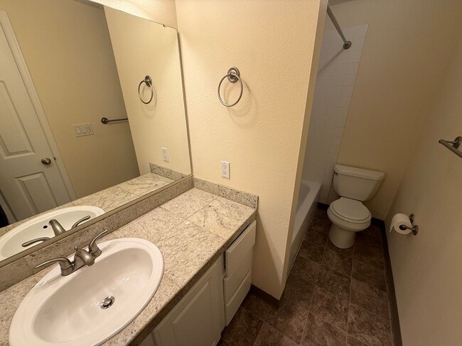 Building Photo - 2 Bed 1 Bath Totem Lake Condo