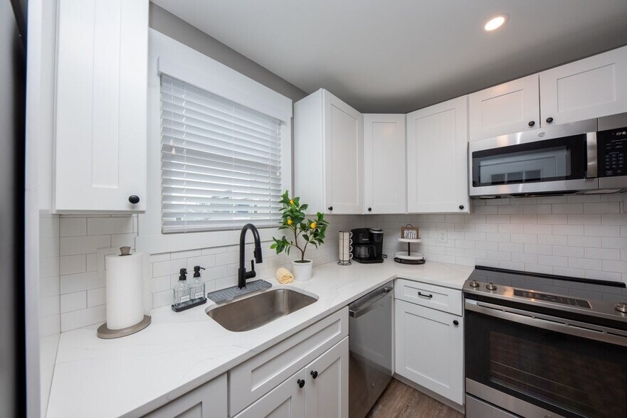 Building Photo - 1140 Simpson Ave