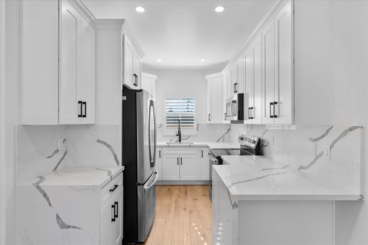 New kitchen & Stainless steel appliances & quartz counters - 408 W Walnut Ave