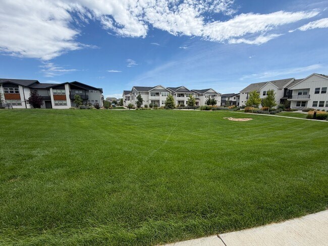 Building Photo - 2120 Falling Leaf Dr